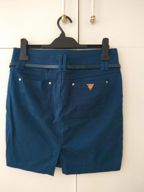 Modrá minisukňa, m