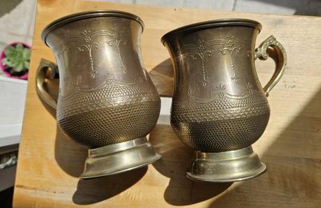 Pár zdobených mosadzných džbánov / pohárov, orient, 