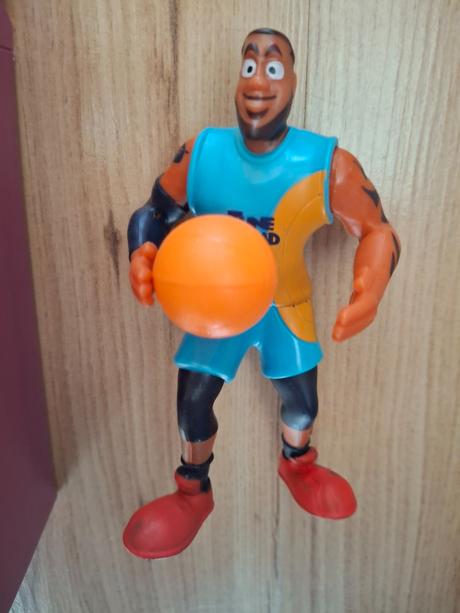 Hračka happy meal basketbalista space jam,