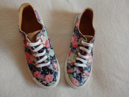Tenisky s kvetinkami, 36