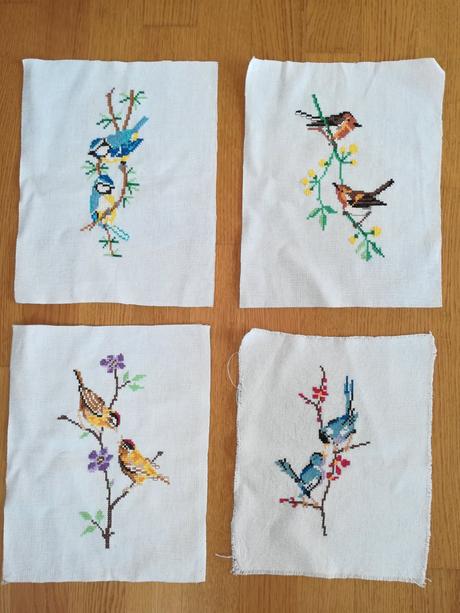 Obrazy- vyšívané vtáčiky na bielom podklade, 