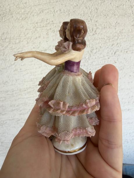 Soska starozitna 2 tanecnice porcelanova sukna,