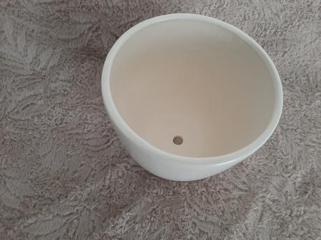 Keramický kvetináč vanilkovej farby.,