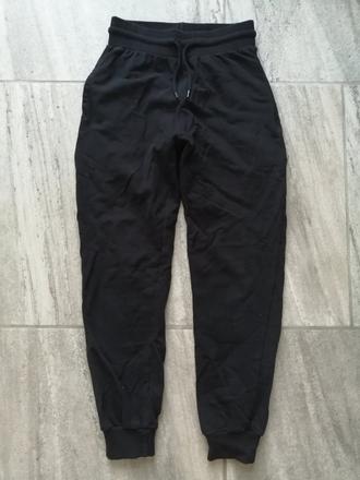 Čierne ľahké tepláky v140, 140