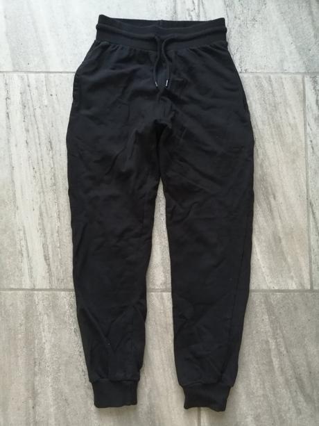 Čierne ľahké tepláky v140, 140