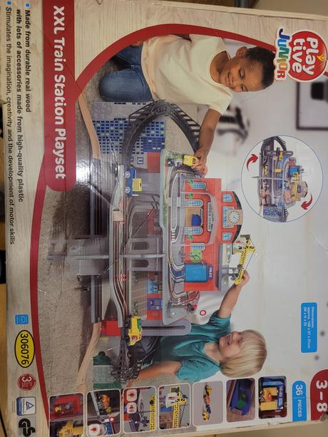 Drevená vlakova stanica z lidl, 