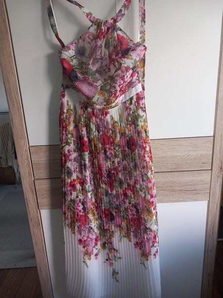 Krásne spoločenské saty, 42