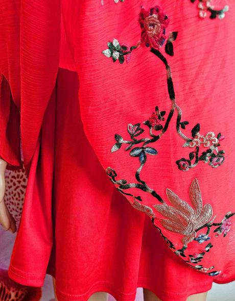 Vyšívané šaty, 38