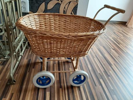 Zľava. prútený kočiar.,