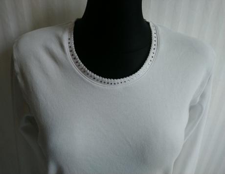 Elastický biely top, kamienky okolo výstrihu italy, m