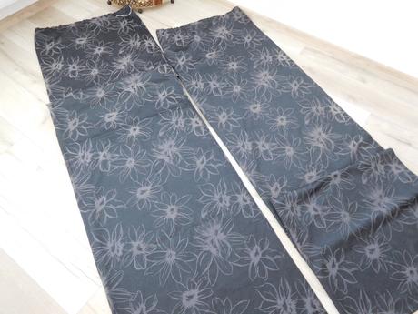 Tmavý záves po bokoch  okna, 