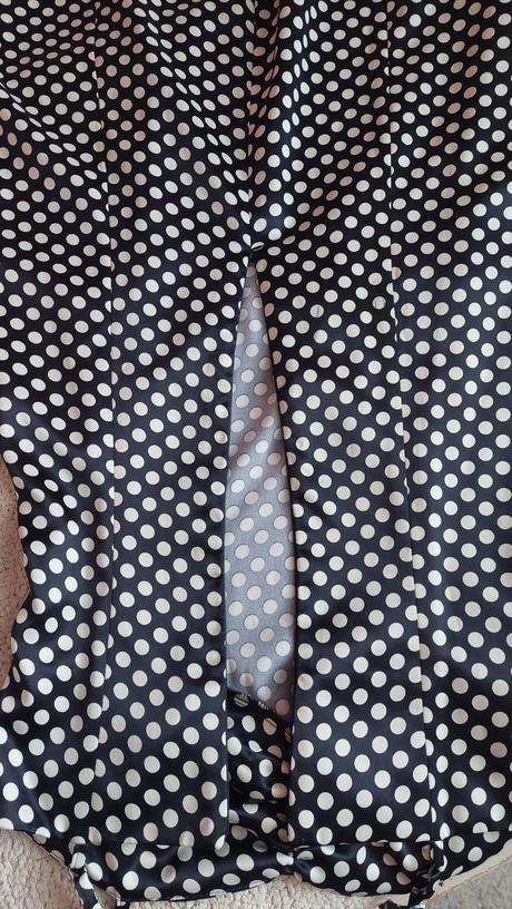 Gulkovane cierno biele saty, 36