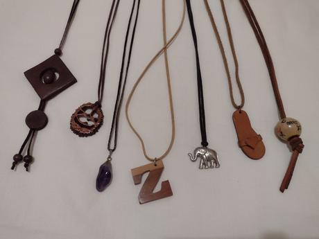 Náhrdelníky - koža / drevo / kov,