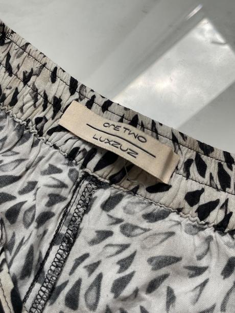 Vzorované nohavice značky one two luxzuz, s