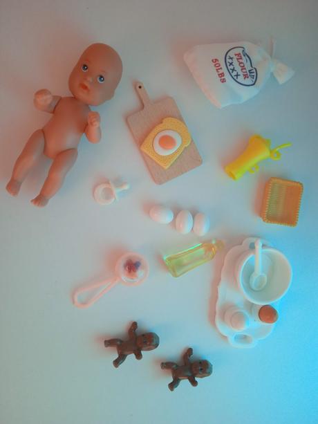 Bábika s doplnkami,
