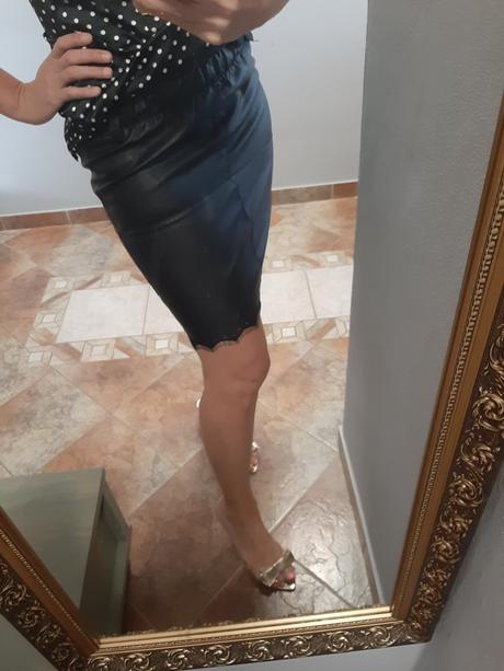 Koženkova sukňa  s čipkou, s