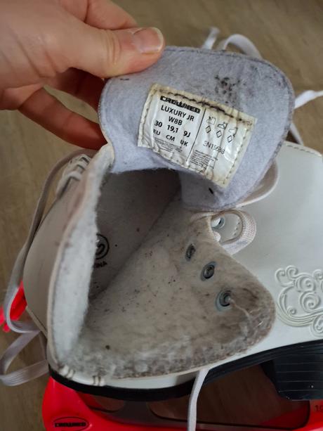 Dievčenské korčule, crowned,30