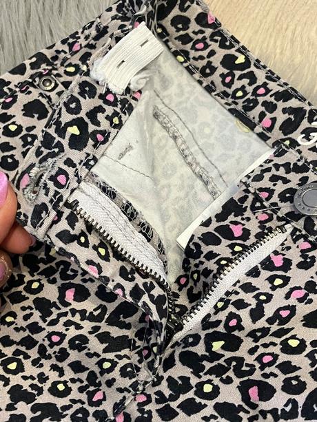 Dievčenské leopardie rifle (134), 134