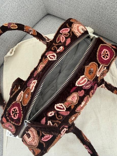 Zara vysivana kabelka ..nova s visackou, zara