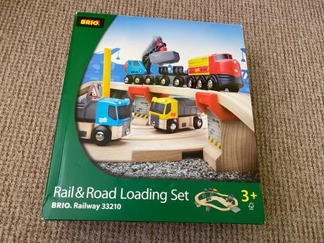 Brio vlacikodrada s podjazdom a cestou, 