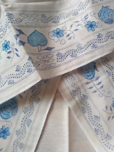 Cibuľak obrus motív retro 100x100 - 20 eur,