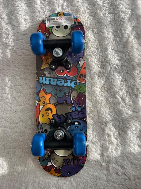 Farebny skateboard sparkys,