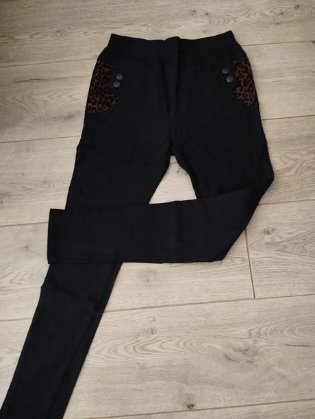 Dámske čierne elastické nohavice s leopardím detai, m
