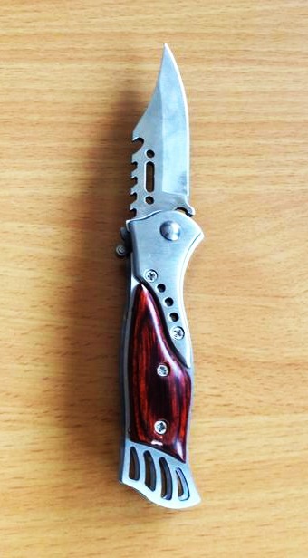 Zatvárací kvalitný nôž s púzdrom,