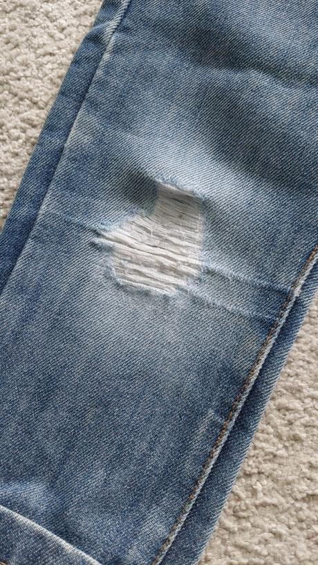 Štýlové rifle s dierami na kolenách, 98