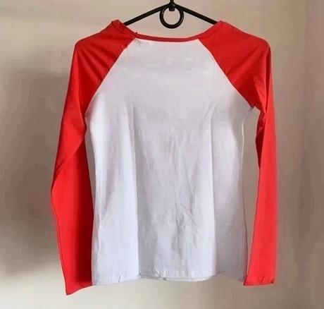 Bílé tričko s červenými rukávy, s