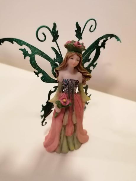 Krásna figúrka víla s krídlami,