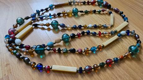 Dámsky náhrdelník zo sklenených kameňov,