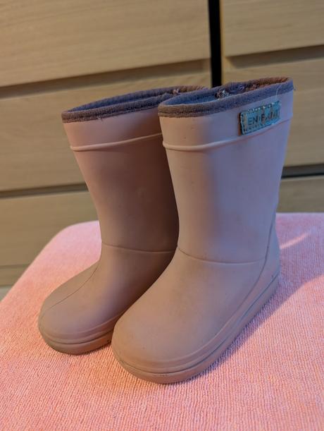 En fant čižmy s ovčím rúnom, en fant,20