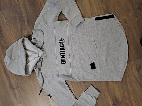 Krasna predlzena mikina, 152