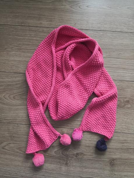 Šál s brmbolcami, reserved