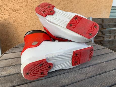 Lyžiarky, atomic,33