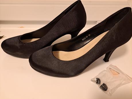 Čierne lodičky, 38