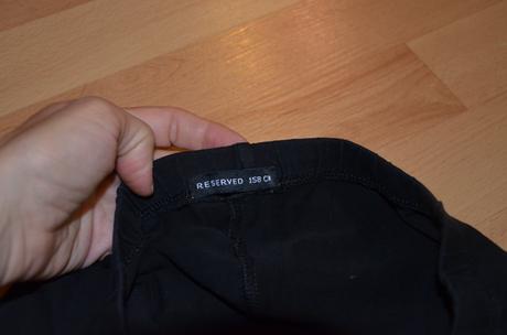 Leginy s napisom reserved 158, reserved,158