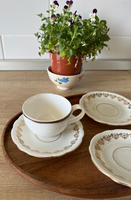 Malá porcelánová šálka a 3 malé tanieriky,