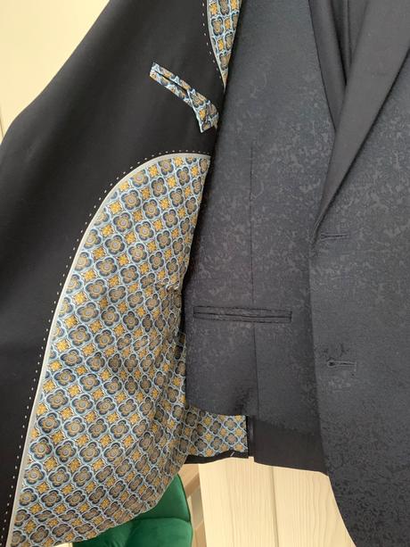 Tmavomodrý oblek, 176