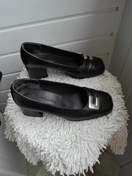 Čierné poltopanky, 37