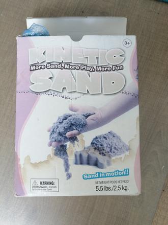 Kineticky piesok, cca 2,2 kg + formičky,
