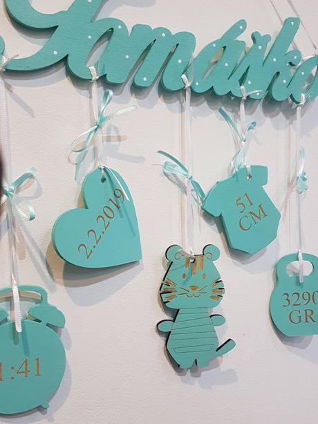 Drevené meno na stenu s údajmi, 