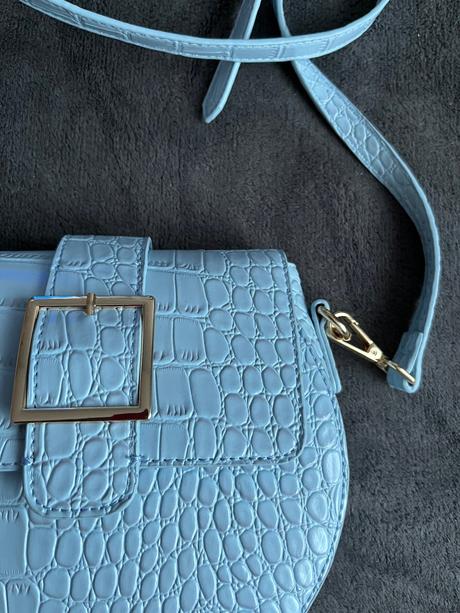 Bledomodrá kabelka, gate