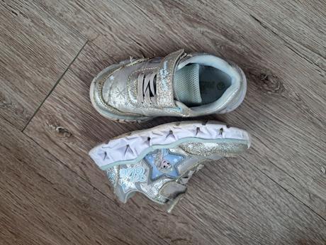 Blikajúce topánky, 27