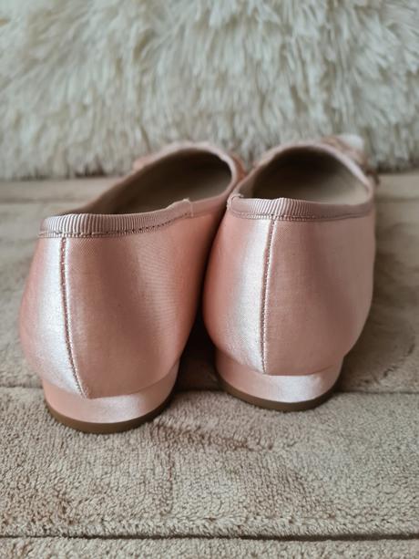 Ruzove balerinky, 36