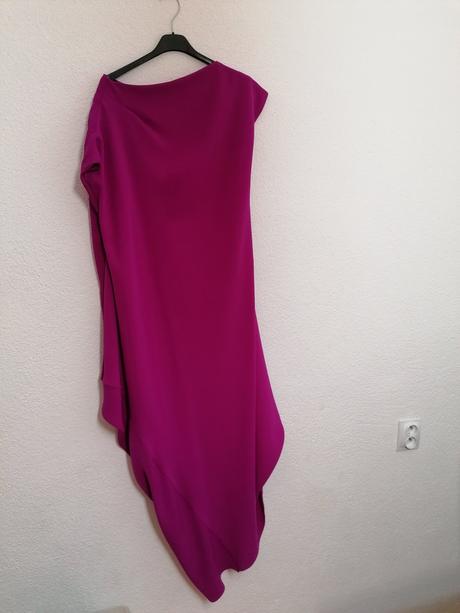 Asymetrické šaty, 38