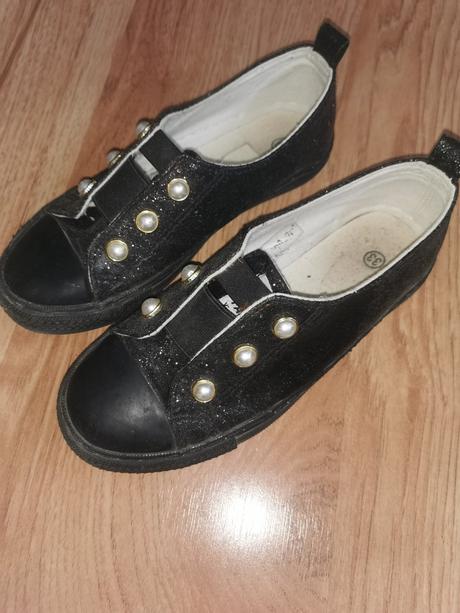 Trblietavé tenisky, 33