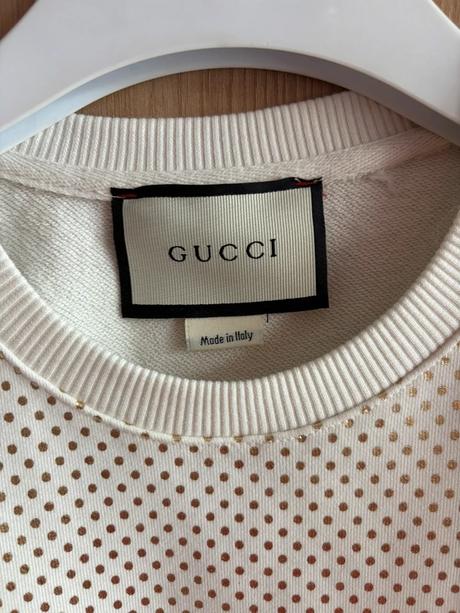 Mikina so zlatými bodkami, s