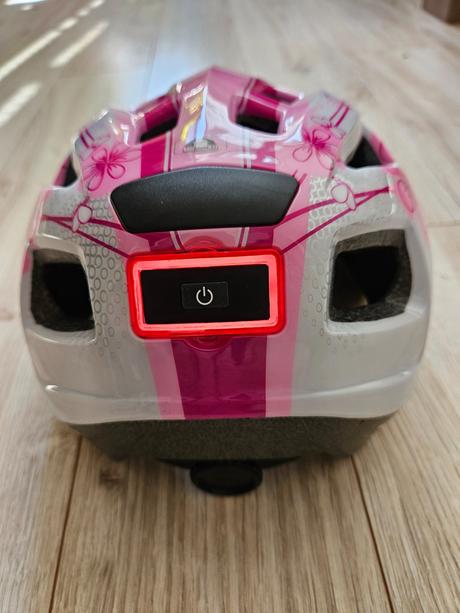 Dievčenská cyklistická prilba, 